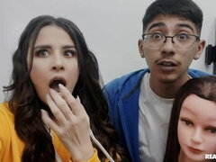 Bad, Grosser arsch, Grosse titten, Blasen, Hundestellung, Öffentlich, Dürr, Flotter dreier