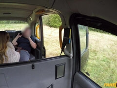 Amateur, Sucer une bite, Voiture, Européenne, Doigter, Seins naturels, Petite femme, Rugueux