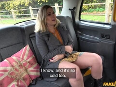 Grosser arsch, Blondine, Blasen, Auto, Handjob, Lecken, Im freien, Tätowierung