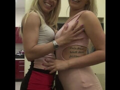 Grosser arsch, Blondine, Blasen, Spermaladung, Frau frau mann, Handjob, Hd, Flotter dreier