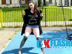 Grosser arsch, Britisch, Bus, Frau, Hd, Im freien, Pissen, Rasiert