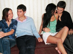 Nana, Grosse bite, Sucer une bite, Brunette brune, Mignonne, En levrette, Hard, Rasée