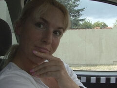 Blondine, Blasen, Auto, Handjob, Milf, Im freien, Rasiert, Rock