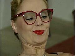 Blondine, Blasen, Stiefel, Lesbisch, Milf, Verführt, Lehrer, Titten