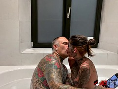 Grosse titten, Blasen, Braunhaarige, Hardcore, Dusche, Tätowierung