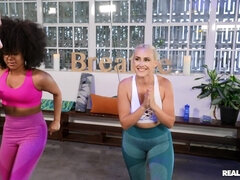 69 negenenzestig, Kont, Grote kont, Grote mammen, Europees, 1 man 2 vrouwen, Sportzaal, Masturbatie