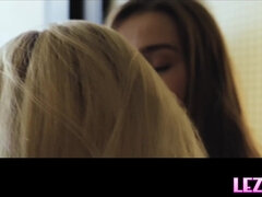 Blonde, Brunette brune, Lesbienne, Léchez, Chatte, Rasée, Maigrichonne, Nénés