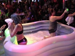 Desnudo, Aceite, Al aire libre, Pequeña, Público, Adolescente, Lucha