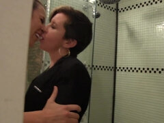 Salle de bains, Brunette brune, Hd, Lesbienne, Cheveux courts, Douche, Tatouage, Vibromasseur