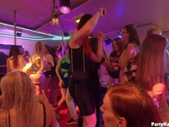 美女, ブロンド, フェラチオ, 茶髪の, イく瞬間, 顔射, グループ, パーティ