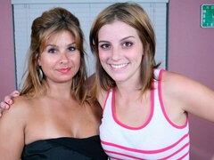 デカ尻, デカパイ, ブロンド, フェラチオ, 手コキする, なめる, 淫乱熟女, 三人