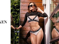 Gros cul, Grosse bite, Sucer une bite, Brunette brune, En levrette, Naturelle, Adolescente, Nénés