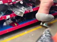 Culona limpiando en centro comercial