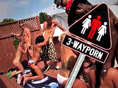 Rubia, Morena, Grupo, Sexo duro, Madres para coger, Al aire libre, Público, Trio