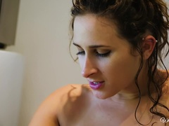 Brunette brune, Doigter, Nourriture, Cuisine, Lesbienne, Léchez, Seins naturels, Mouillée