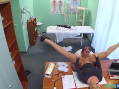 Amateur, Tetas grandes, Mamada, Tetona, Médico, Penetracion con dedos, Oficina, Tetas