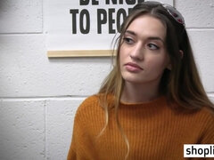 Blasen, Braunhaarige, Geschnappt, Hardcore, Hd, Zierlich, Flotter dreier, Titten