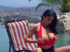 Nana, Salle de bains, Gros seins, Sucer une bite, Brunette brune, Tir de sperme, En levrette, Hd