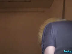 Blasen, Auto, Schwanz, Aufs gesicht abspritzen, Handjob, Im freien, Pov, Öffentlich