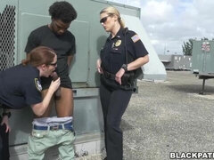 Grote kont, Grote lul, Pijpbeurt, Hondjeshouding, Interraciaal, Moeder die ik wil neuken, Buiten, Politie