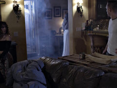 18 ans, Grosse bite, Tromperie, Éjaculation interne, Gorge profonde, En levrette, Noir ébène, Adolescente