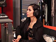 Nana, Gros cul, Gros seins, Brunette brune, Tir de sperme, Interracial, Fille latino, Nénés