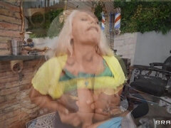 Gros seins, Blonde, Sucer une bite, Plantureuse, Gorge profonde, Mère que j'aimerais baiser, Argent, Chatte