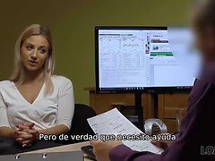 Loan4k. guy ayuda a una chica rubia cuando necesita dinero extra para un coche