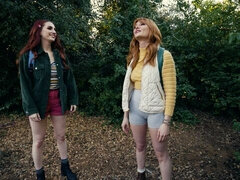 Leie, Fingern, Milf, Natürlichen titten, Im freien, Rotschopf, Dürr, Titten