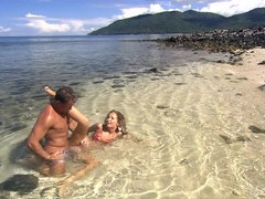 In den arsch, Strand, Braunhaarige, Spermaladung, Aufs gesicht abspritzen, Im freien, Piercing