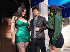 デカ尻, バック, なめる, アウトドア, オマンコ, シャワー, スカート, タトゥー