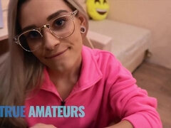 In den arsch, Arsch, Blondine, Blasen, Schwanz, Hundestellung, Brille, Dürr