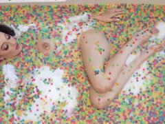美女, デカパイ, 巨乳な, ディルド, 指いじり, 乳首, ピアス, 一人