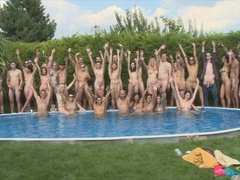 デカパイ, チン, 手コキする, 巨大, 乳首, 放尿, プール, フェラする