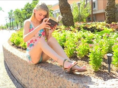 18 años, Acercamiento, Inocente, Masturbación, Orgasmo, Público, Solo, Bajo la falda