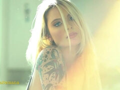 Gros seins, Plantureuse, Pieds, Fille latino, Lingerie, Piercing, Solo, Tatouage