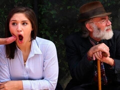 Cul, Grosse bite, Sucer une bite, Brunette brune, Fille latino, De plein air, Public, Adolescente