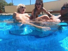Britisch, Doppelpenetration, Riesendildo, Lesbisch, Milf, Nackt, Pool, Spielzeuge