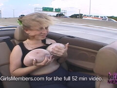 Enthousiasteling, Grote mammen, Blond, Flashing, Reusachtig, Buiten, Openbaar, Tieten likken