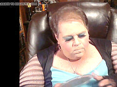 plumper Sissy putting on makeup
