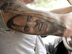 Bruinharig, Lesbisch, Tatoeage, Tieten likken