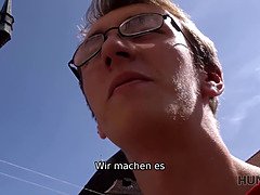 Hunt4k. nerdy cuckold beobachtet gehorsam den porno von freundinnen mit fremden