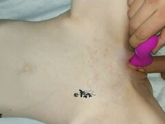 Amateur, Clito, Gode, Masturbation, Seins naturels, Mamelons bombés, Chatte, Maigrichonne