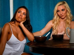 Tetas grandes, Morena, Penetracion con dedos, Peludo, Besar, Lamidas, Masturbación, Madres para coger