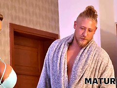 Schwarz, Blondine, Geile alte tussi, Tschechisch, Papi, Reif, Stiefmutter, Tätowierung