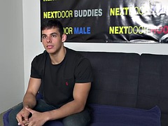 Solo amateur stud jerks off at casting after giving interview