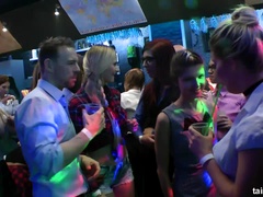 Bekleidet, Handjob, Hardcore, Lesbisch, Masturbation, Party, Muschi, Nass