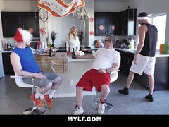 Grosser arsch, Sperma im mund, Aufs gesicht abspritzen, Hd, Riesig, Küche, Milf, Nylon