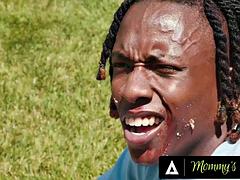 Verga grande, Tetas grandes, Negro, Mamada, Atrapados, Corridas, Grupo, Madres para coger