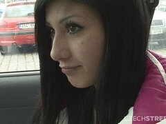 Sucer une bite, Brunette brune, Voiture, En levrette, Branlette thaïlandaise, Hard, Rasée, Adolescente